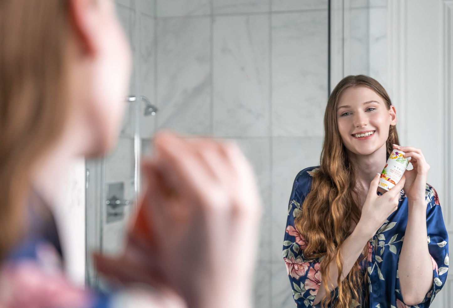 BEAUTIFUL WOMAN SMILING LOOKING AT THE TIARA NATURAL DEODORANT COCONUT